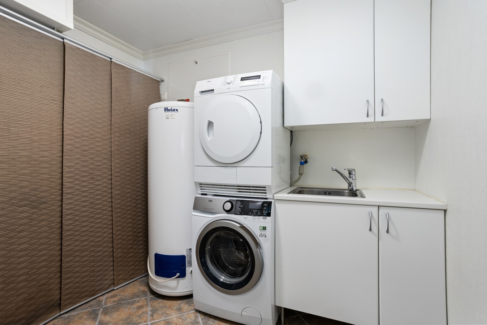 Stort vaskerom/teknisk rom med kum og innredning Galleribilde