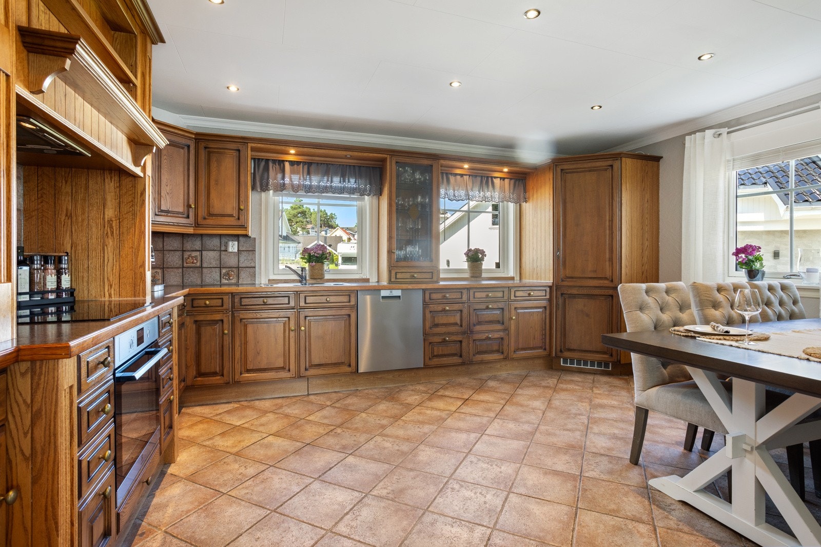 Pen og velholdt beiset solid Crown kjøkken i herskapelig utførelse | kjølehjørne med nytt kjøleaggregat | nyere integrerte hvitevarer Galleribilde