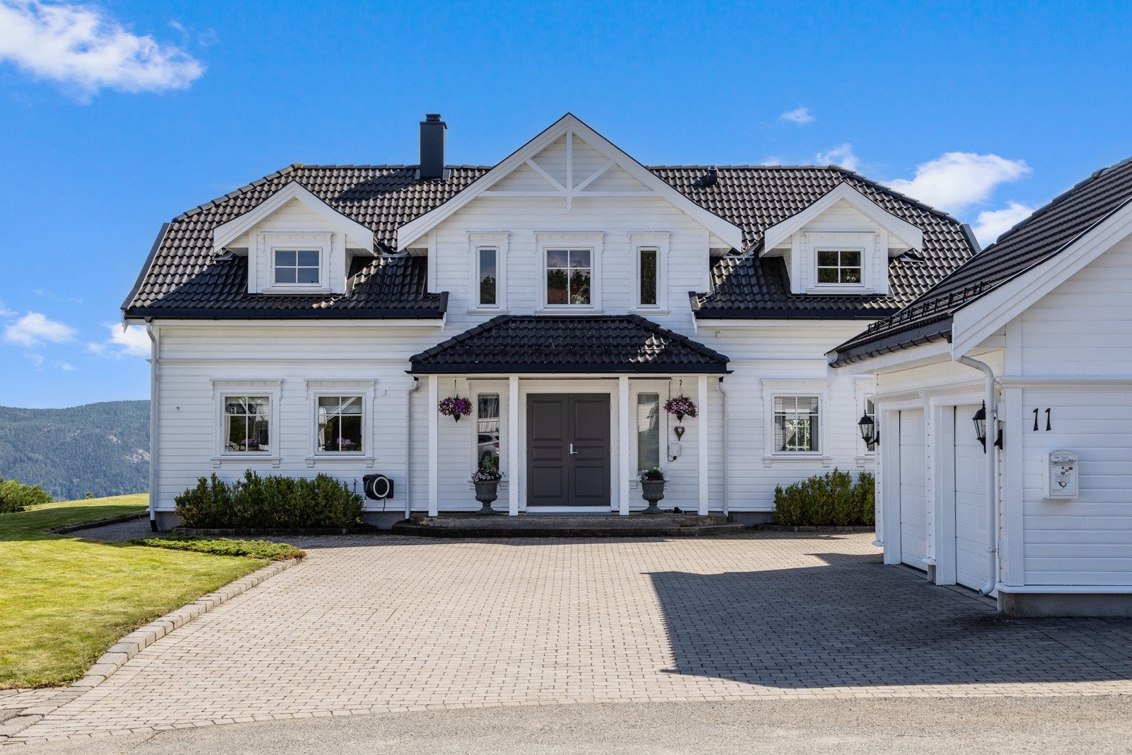 Steinsatt gårdsplass med god plass til flere biler Galleribilde