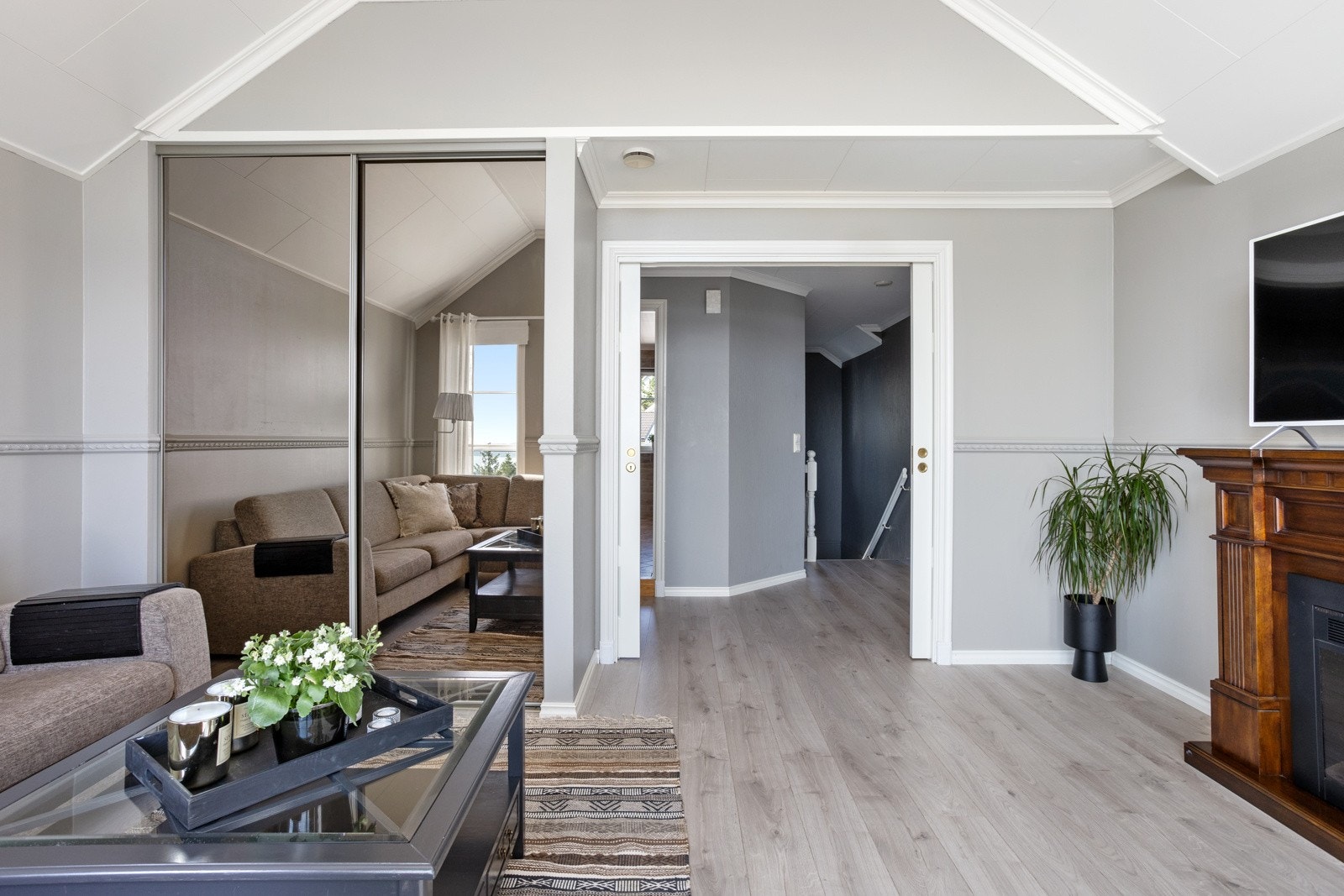 Tv-stuen har skyvedørsgarderobe og har tidligere vært benyttet som hovedsoverom.. Galleribilde