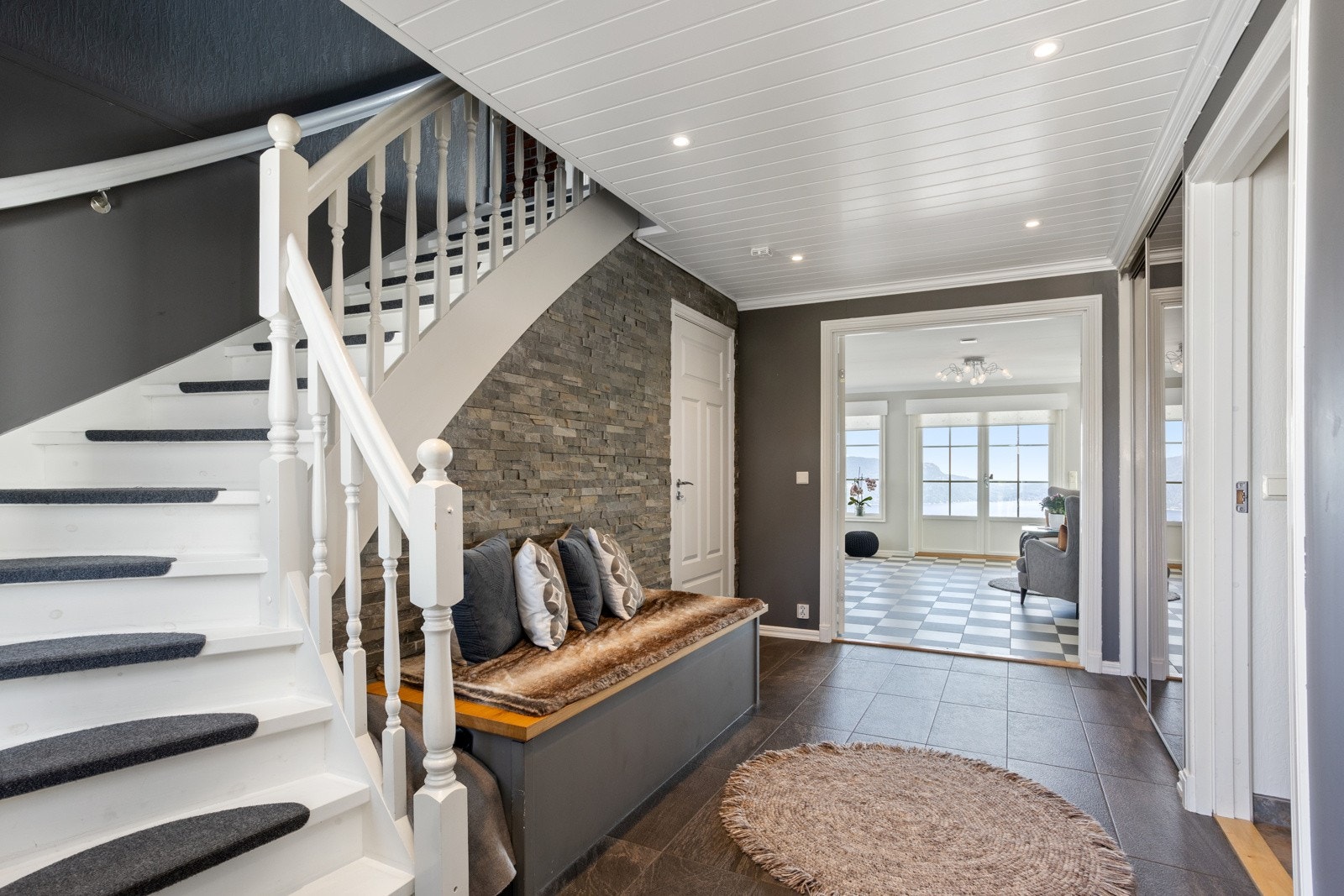 Trappehall med garderoberom oppbevaringsmuligheter i benk Galleribilde