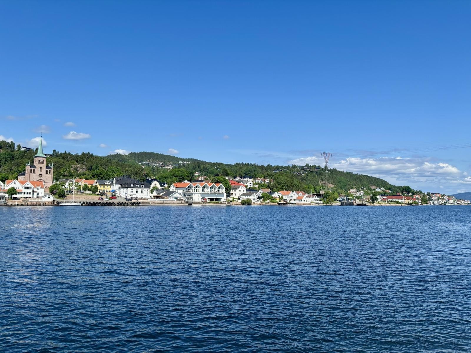 Svelvik er kjent som en sjarmerende "Sørlandsby" med koselige trange gater og smug, deilige badeplasser, grønne lunger, kyststi og marina | Svelvik har også bank og kjøpesenter Galleribilde