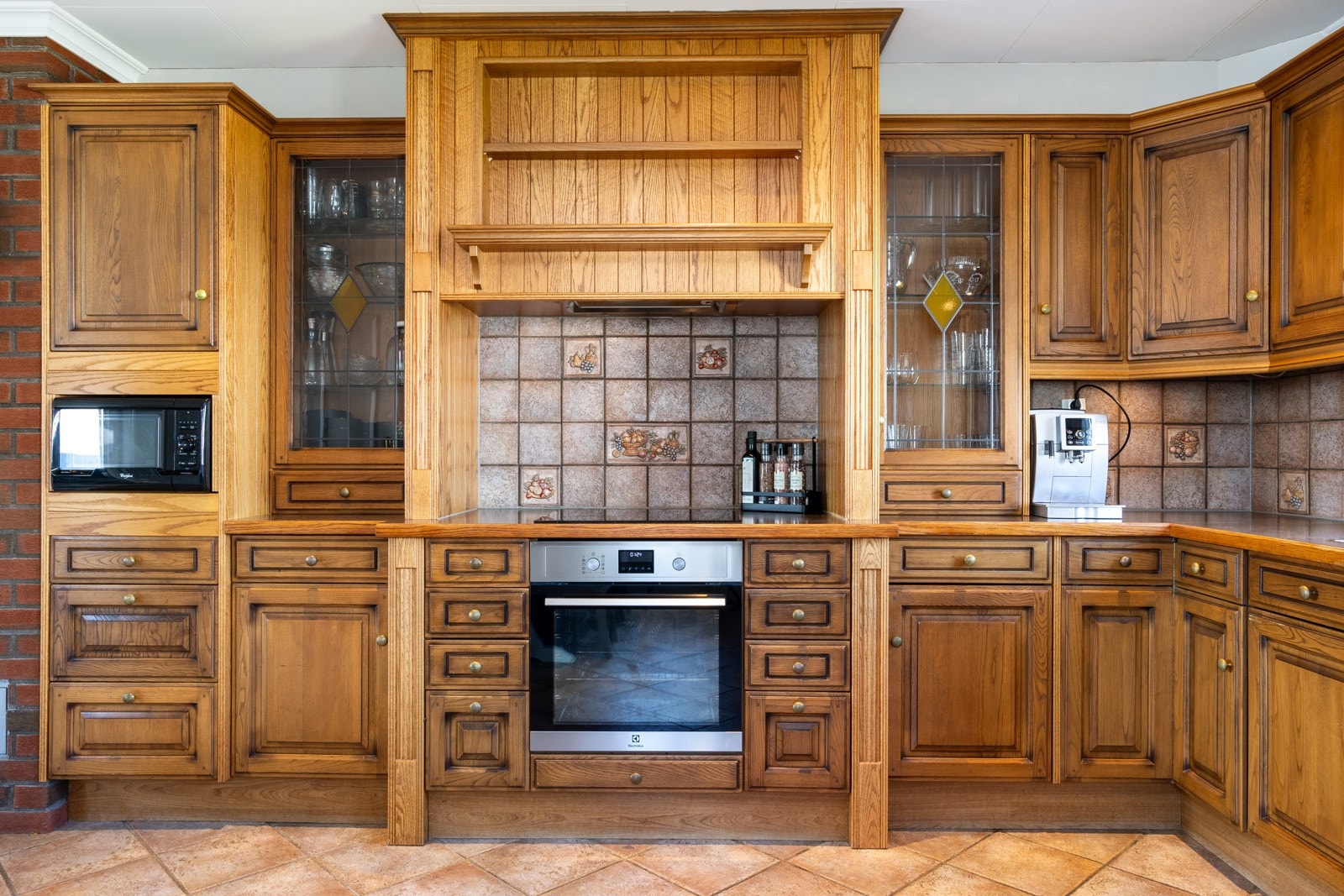 Kjøkkeninnredningen er fra boligens byggeår men framstår velholdt Galleribilde