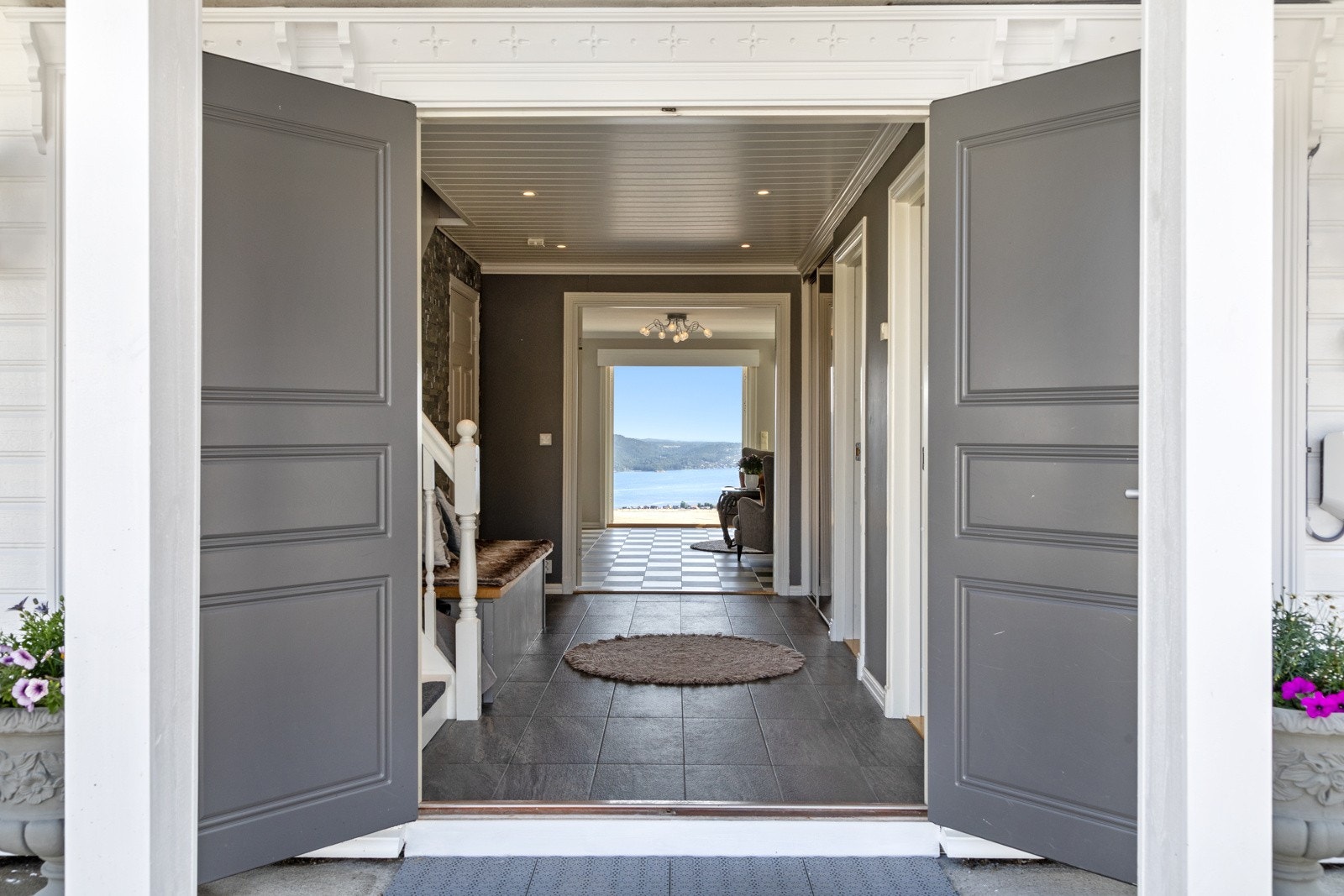 Velkommen inn! | når dobbeldørene åpnes til inngangspartiet trekkes du umiddelbart mot utsikten i andre enden... Galleribilde