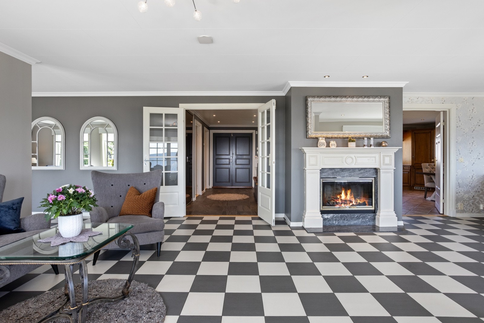 Hovedstue med elegant peis med innsats i "engelsk stil" | peisen er synlig fra alle de tre stuene Galleribilde