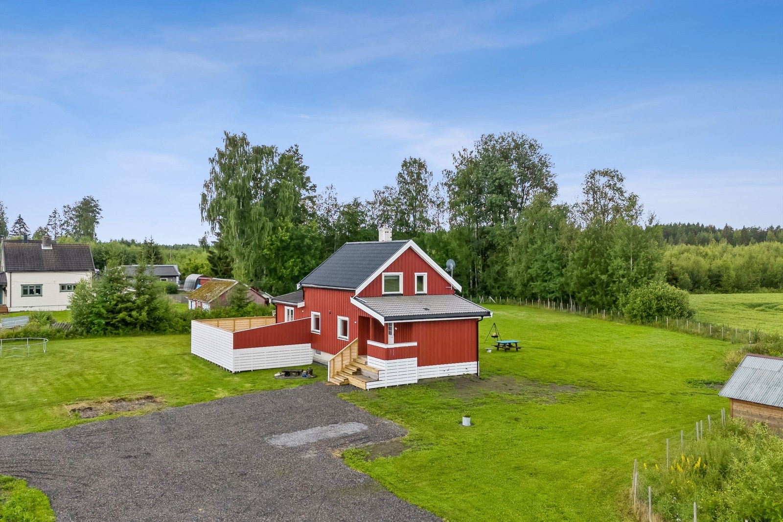 En landlig beliggende eiendom med stor tomt på over 5,2 mål Galleribilde