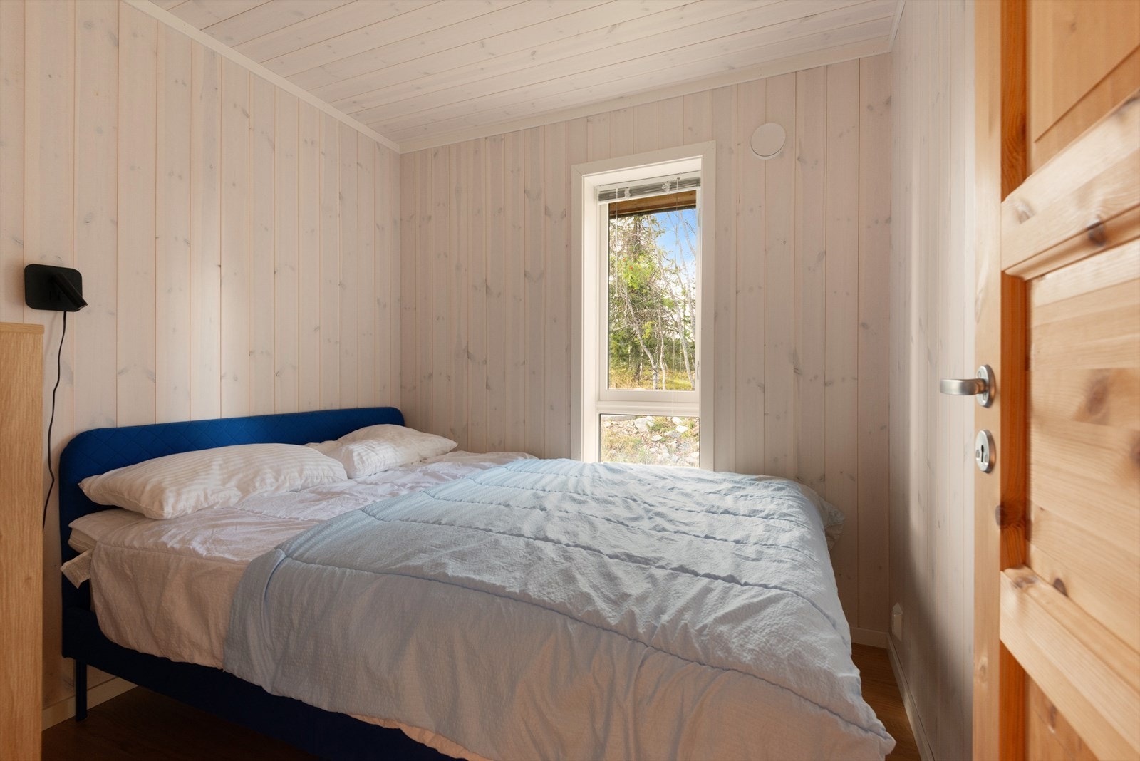 Hovedhytta har tre soverom - 2 i 1.etasje og ett på hemsen. Galleribilde