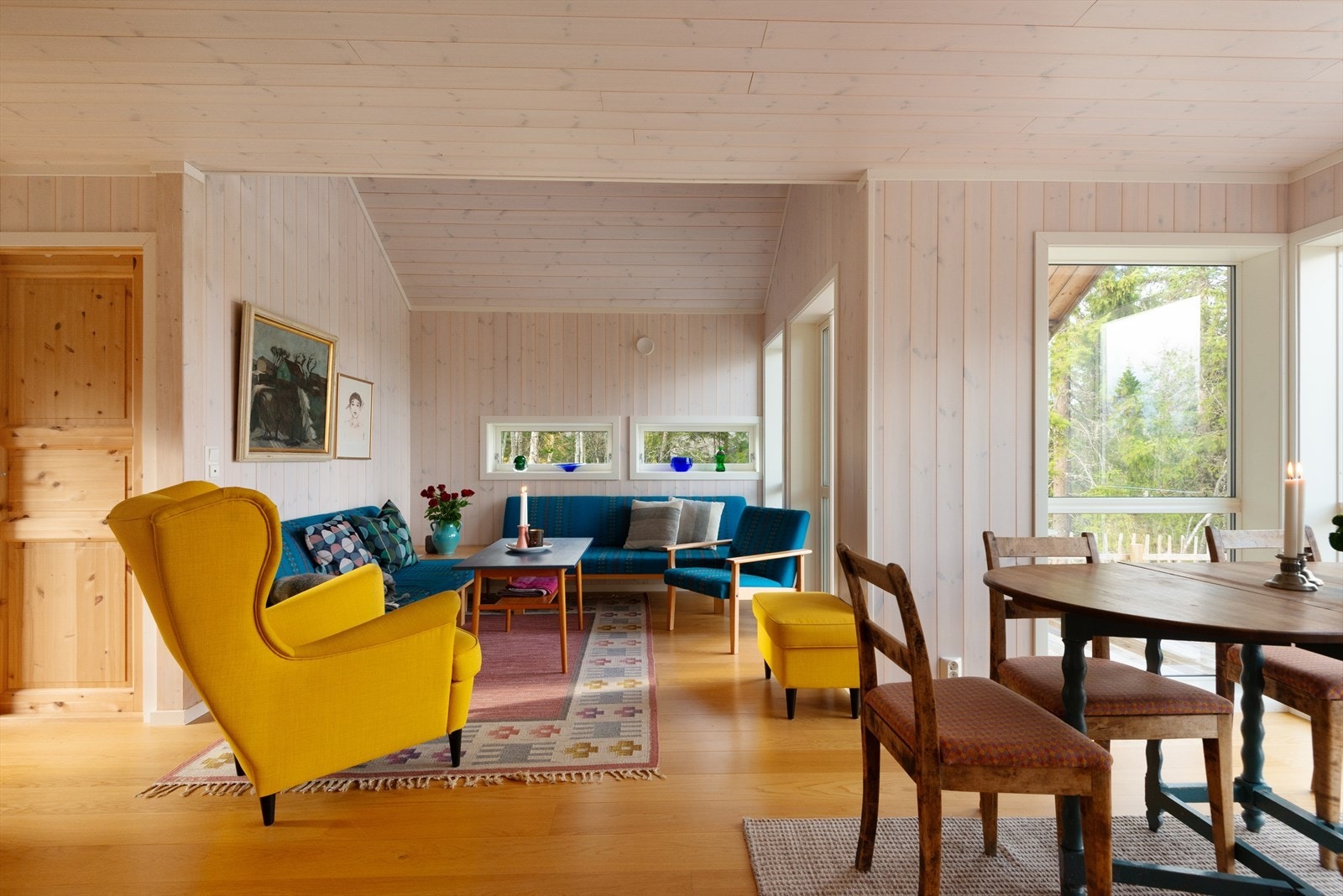 Stuen har flere soner og også plass til en lun og god sofakrok. Galleribilde