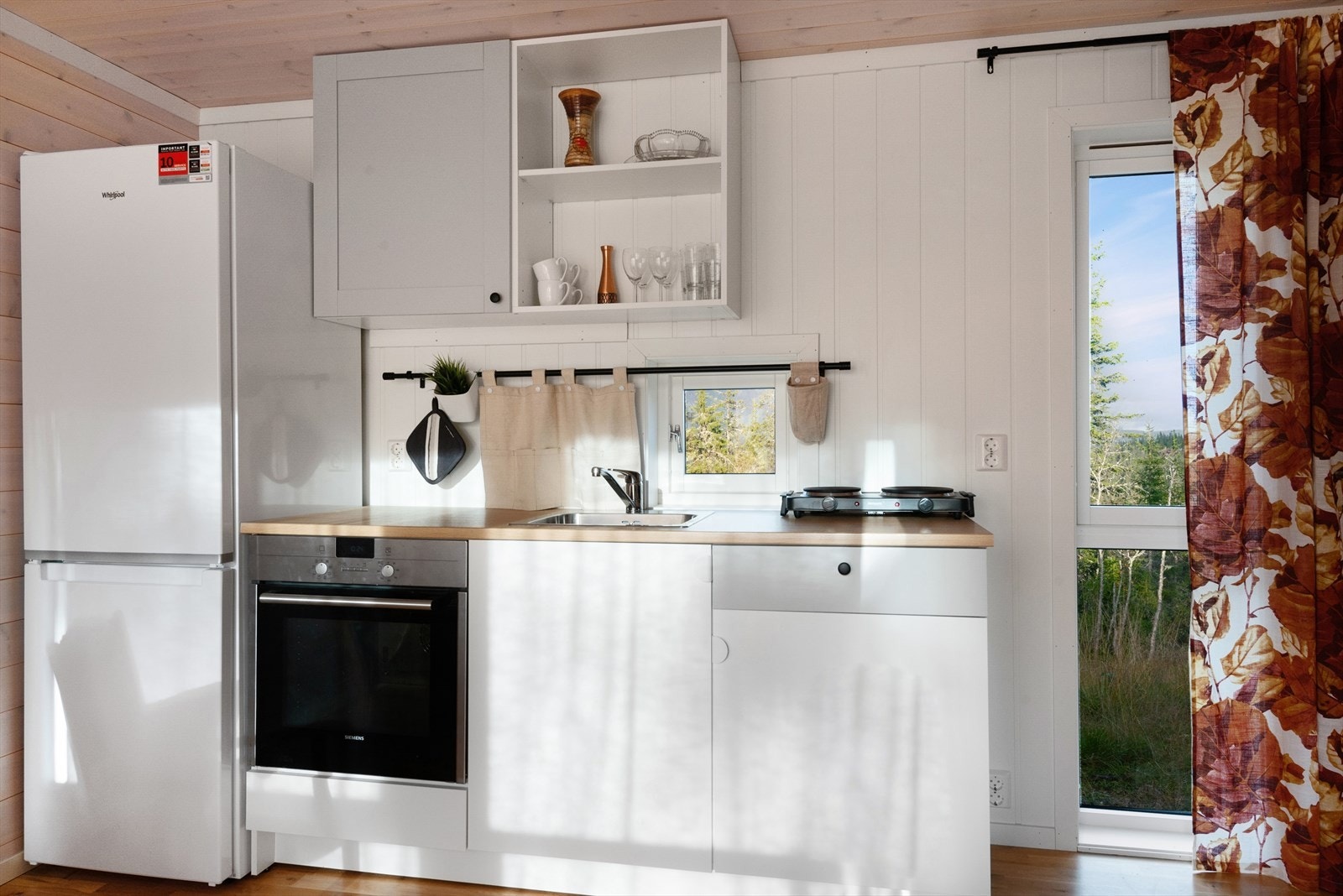 I annekset er det både stue/kjøkken, soverom, vaskerom og bad. Annekset holder en god standard og har "alle" fasiliteter. Galleribilde