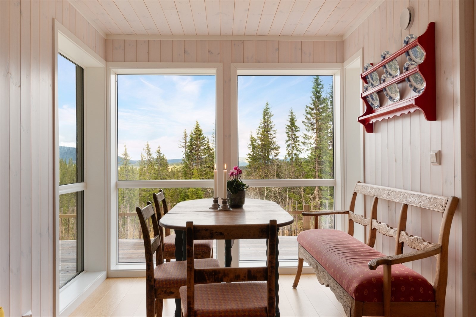 I spisestuen er det flotte vindusflater, som gir godt med lys og en flott utsikt fra spisebordet. Galleribilde