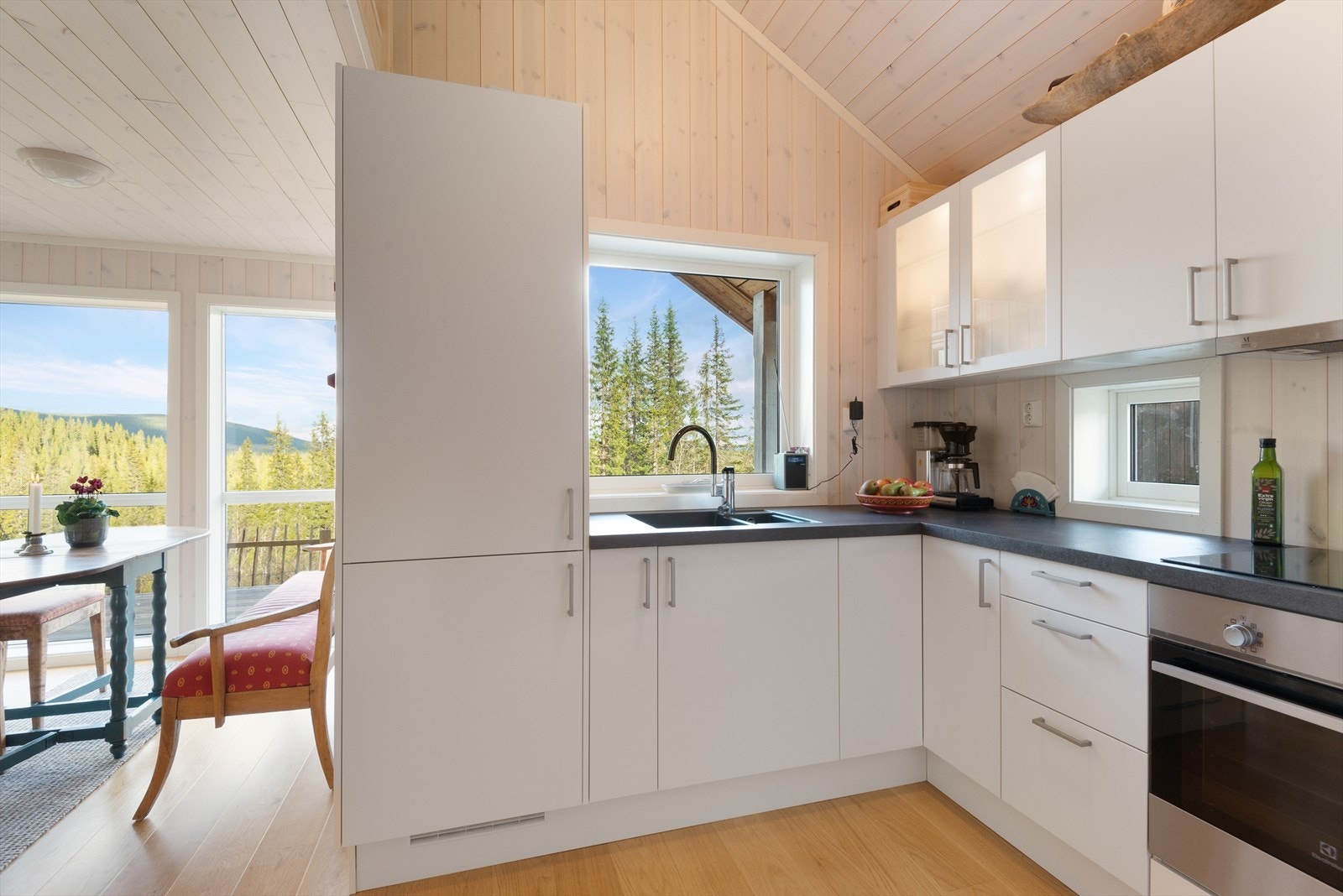 Et pent og moderne kjøkken med glatte fronter. Her er det godt med skap-og benkeplass. Galleribilde