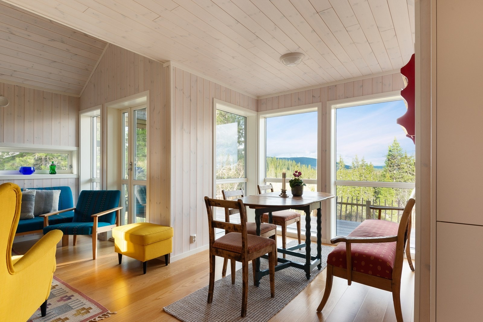 Fra stuen er det utgang til veranda - det gir en fin flyt i planløsningen. Galleribilde