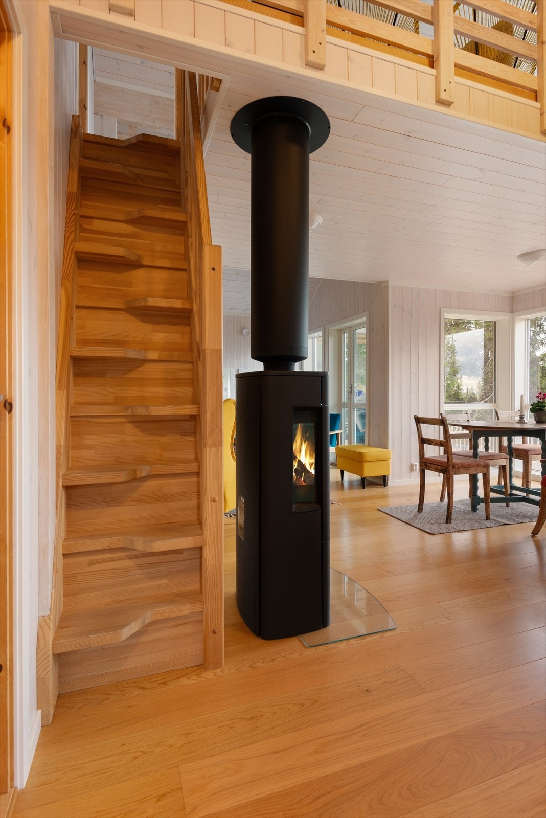 Ildstedet i stuen gir både varme, et lunt uttrykk og et stilfult innslag. Det er også varme i gulv i hele 1.etasje. Galleribilde