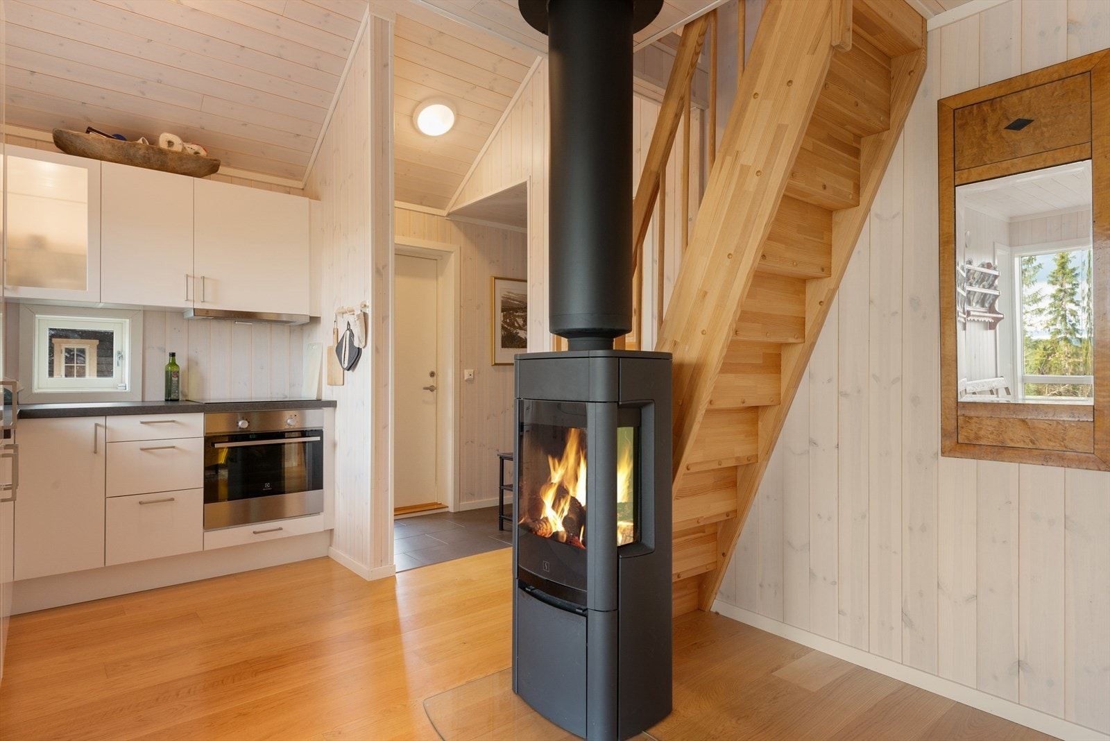 Fra kjøkken er det trapp opp til hems, med ytterligere stue og soverom. Galleribilde