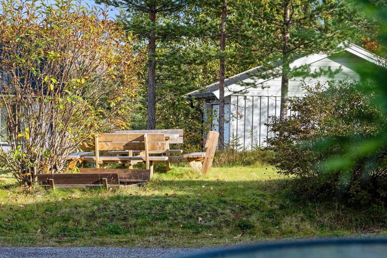 Felles grøntområde med sitteplasser og sandkasse Galleribilde