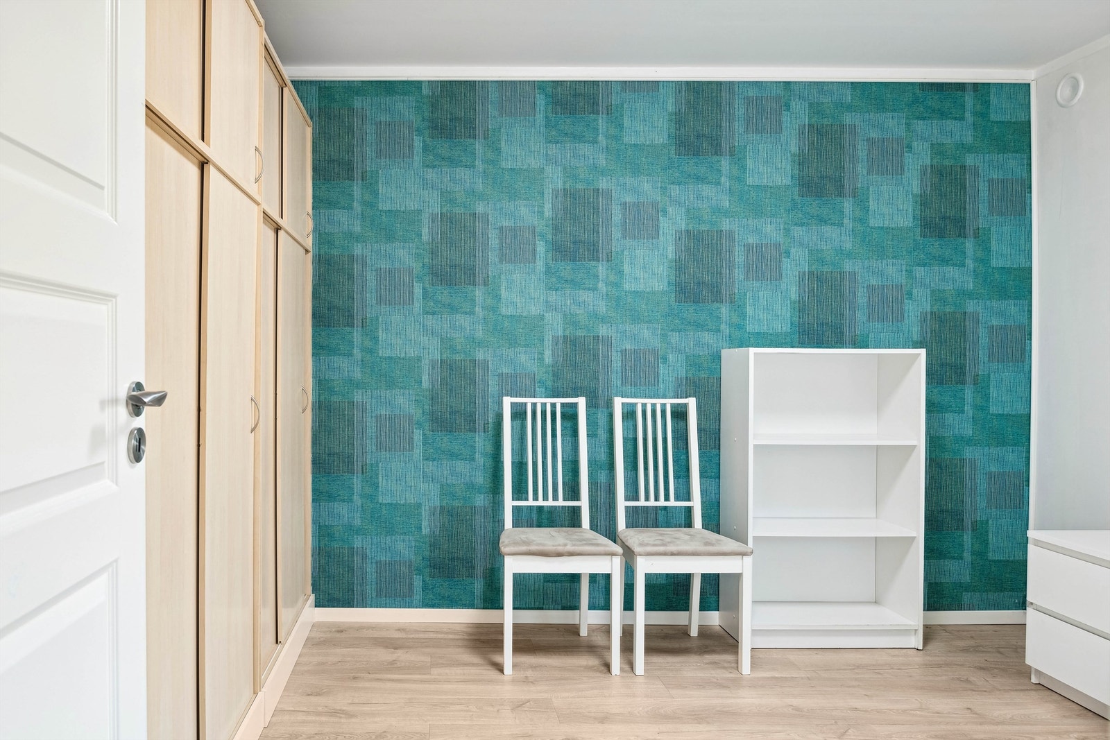 Skyvedørsgarderobe langs hele den ene veggen Galleribilde
