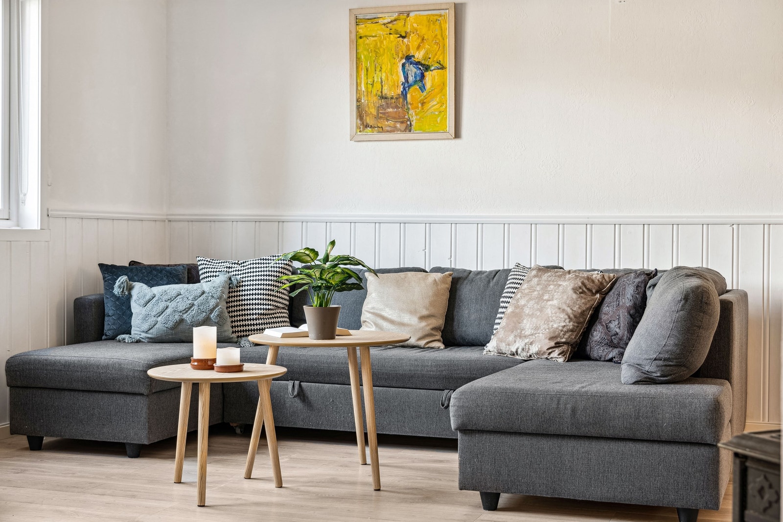 Sofa, spisestue, kiste, tv og tv-bord medfølger i salget Galleribilde