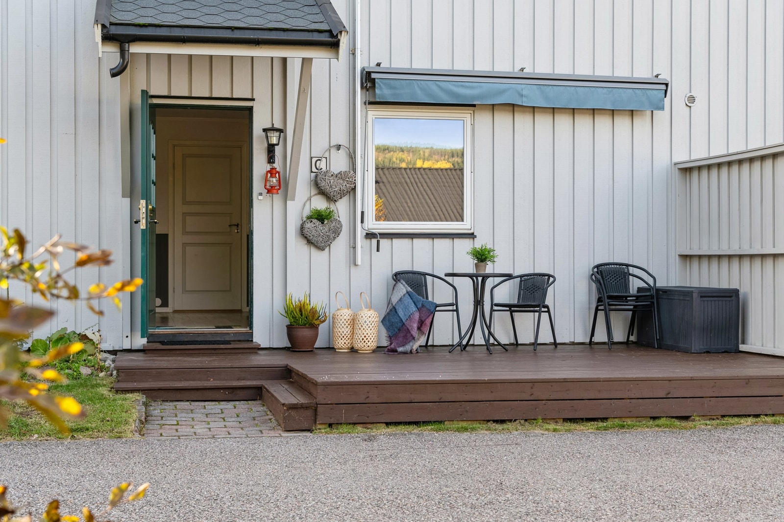 Hyggelig inngangsparti med platting utenfor Galleribilde