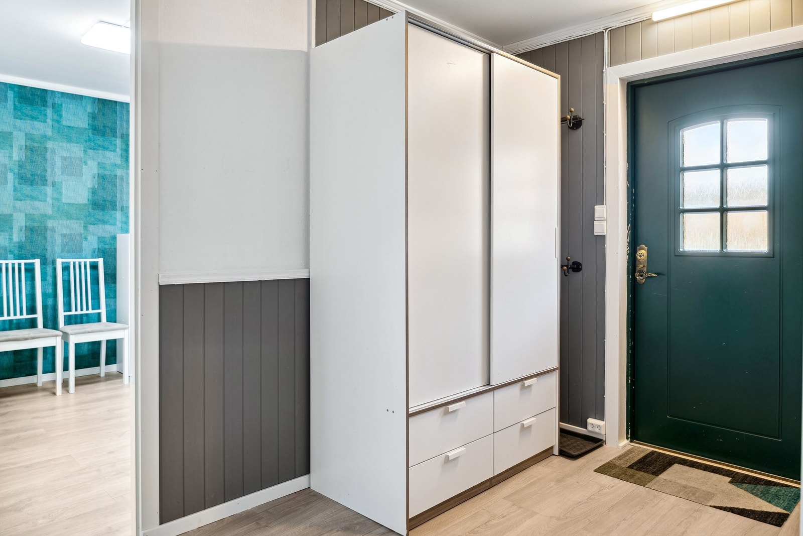 Adkomst til soverommet og badet fra gangen Galleribilde