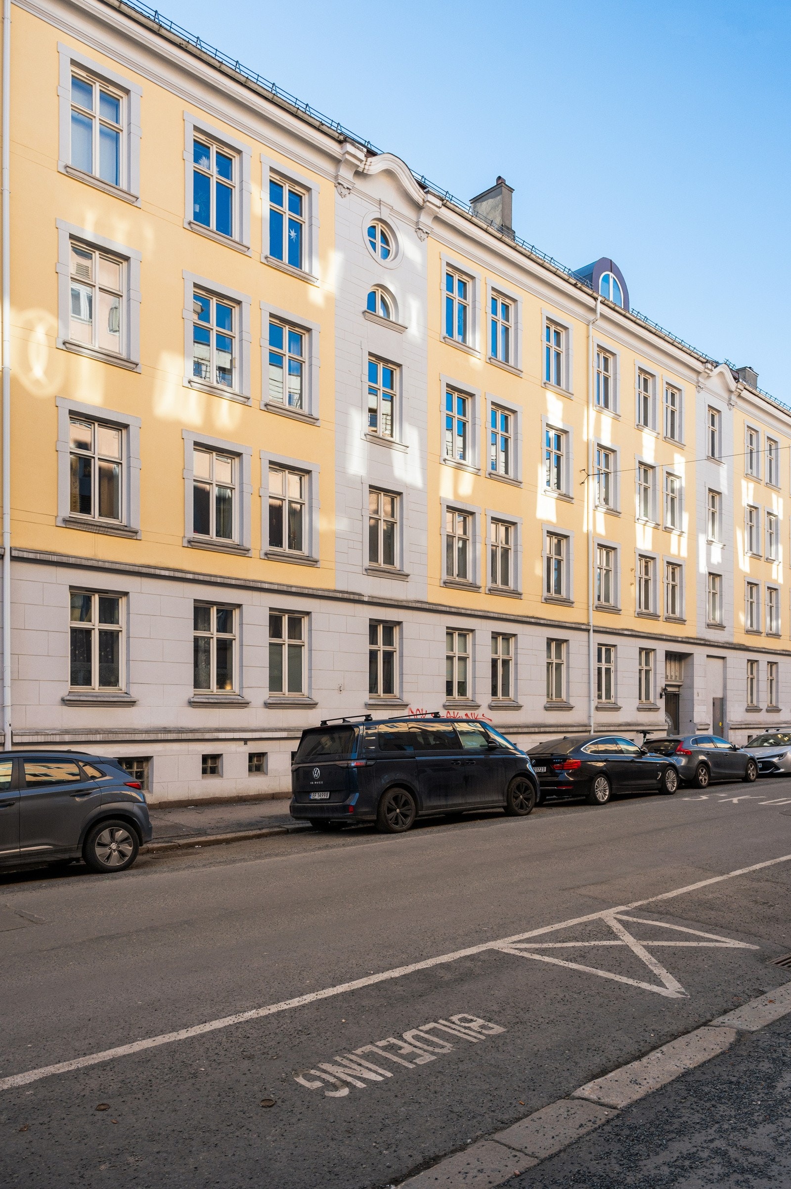 Fasaden har et klassisk utrykk oh nabolaget er kjent for sitt særegne, trivelige og barnevennlige bomiljø Galleribilde