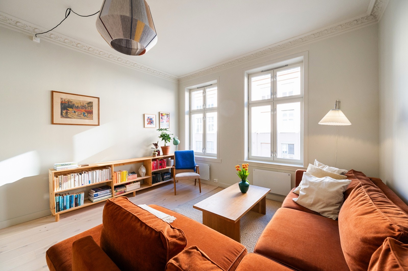 Størrelsen på stuen gir god plass til å etablere ulike møbleringssoner, som både sofagruppe, spiseplass eller lesehjørne ? etter behov og ønske. Galleribilde