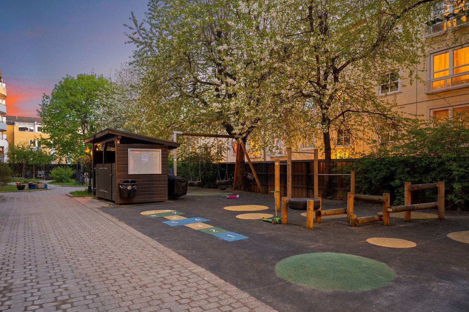 Bakgården gir en rolig og tilbaketrukket følelse, selvom du er midt i byen! Galleribilde