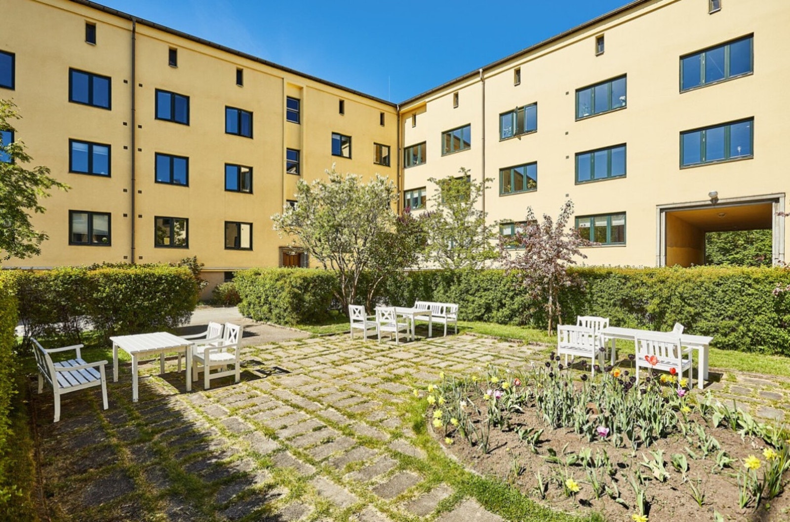 Stille og rolig bakgård - Pent opparbeidet Galleribilde