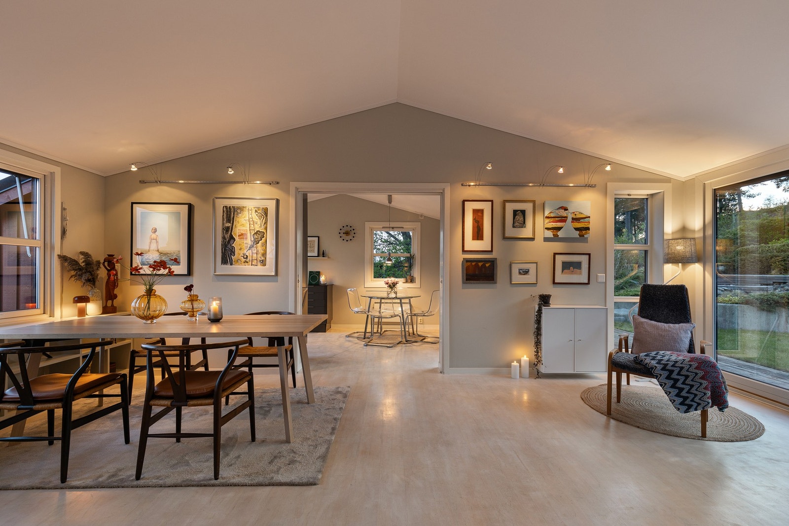 Stemningsbilde, stue og spisestue. Galleribilde