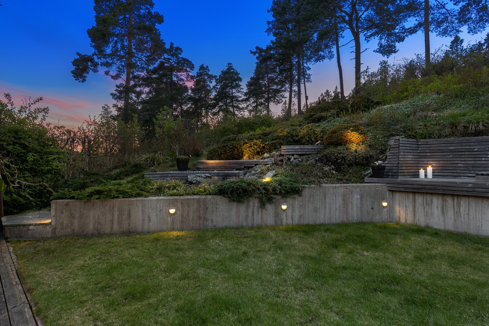 Legg merke til den integrerte belysningen i sittebenken i hagen. Galleribilde