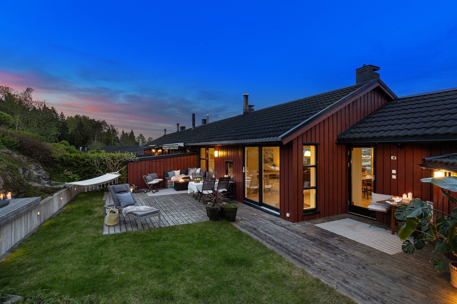 Hagen er også vakker om kvelden - Her er det integrert belysning i sittebenken og lunt langt utover de små timer. Galleribilde