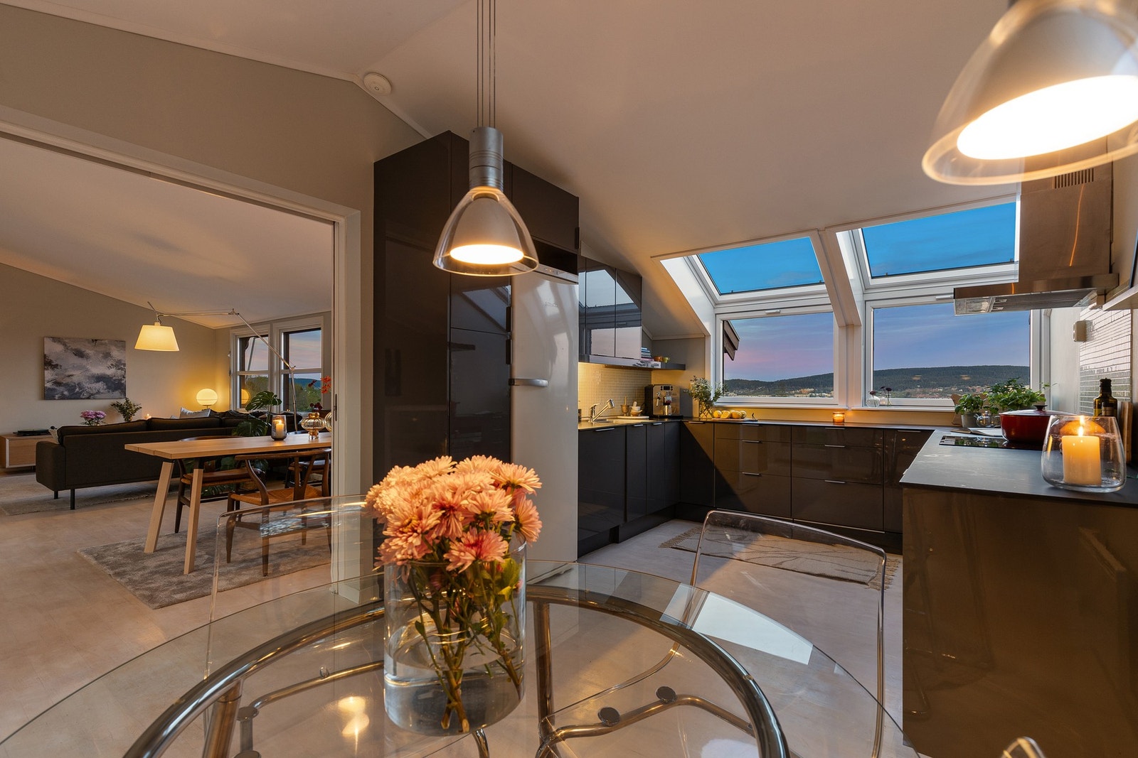 De store takvinduene på kjøkkenet gir et spesielt vakkert lys. Galleribilde