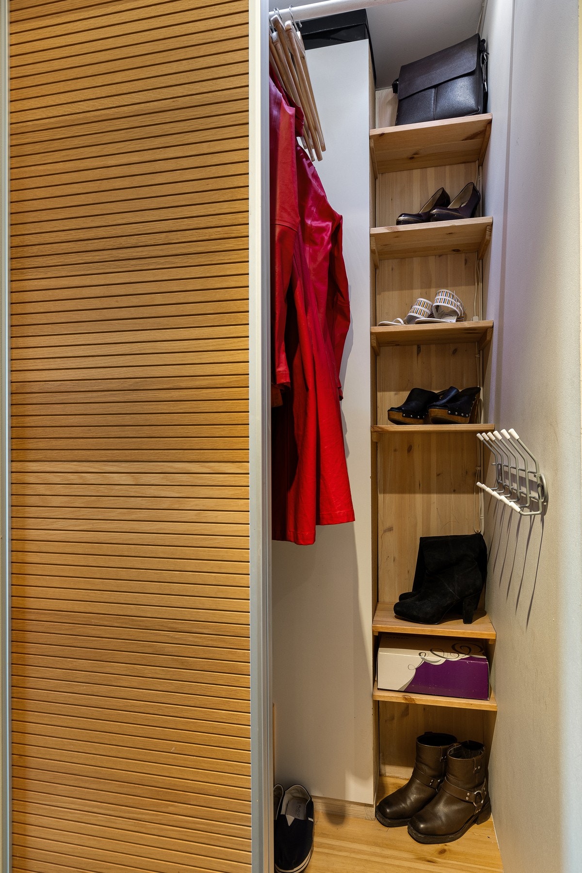 Ekstra dyp skyvedørsgarderobe i gangen for ekstra lagringsplass. Galleribilde