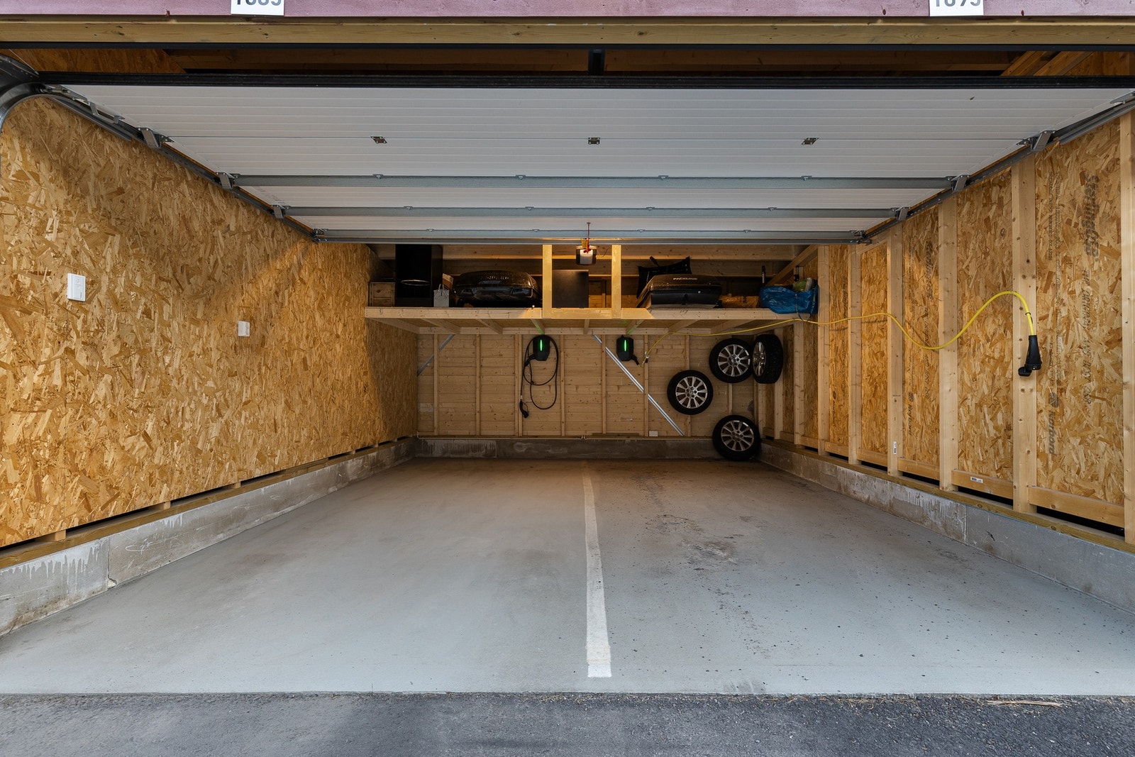 Ny garasje fra 2024 med el-billader. Galleribilde