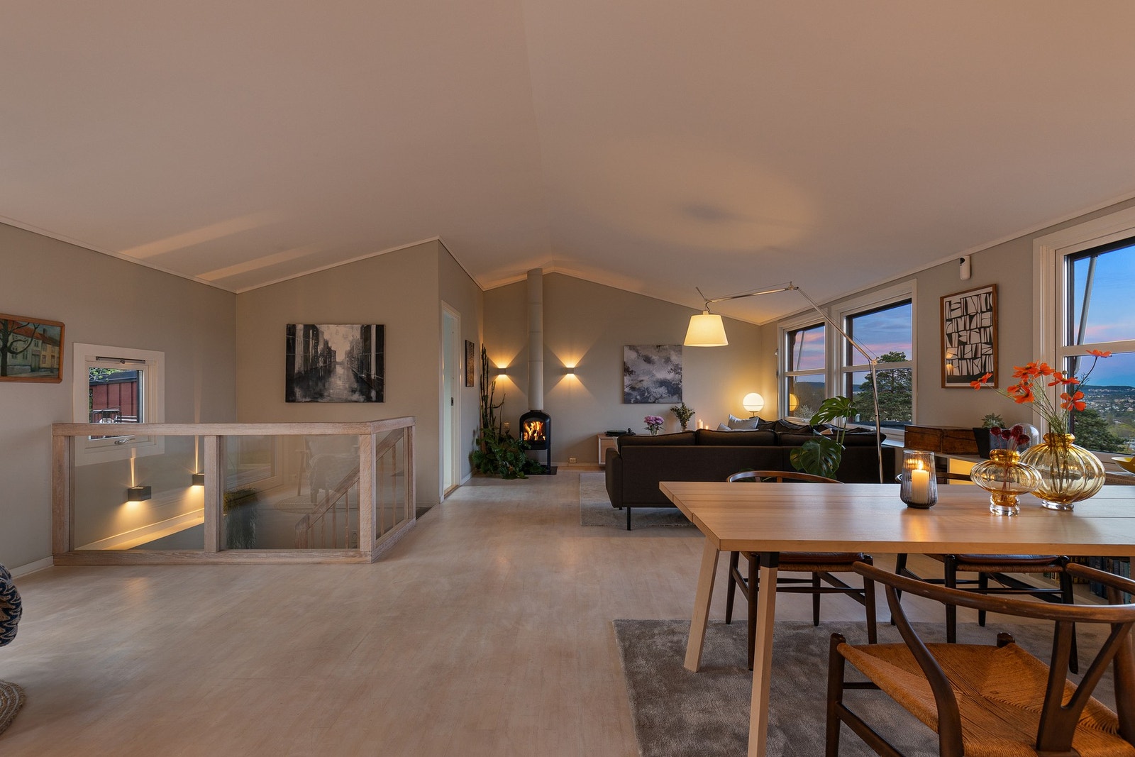 Trivelig steming på kvelden i stua. Galleribilde