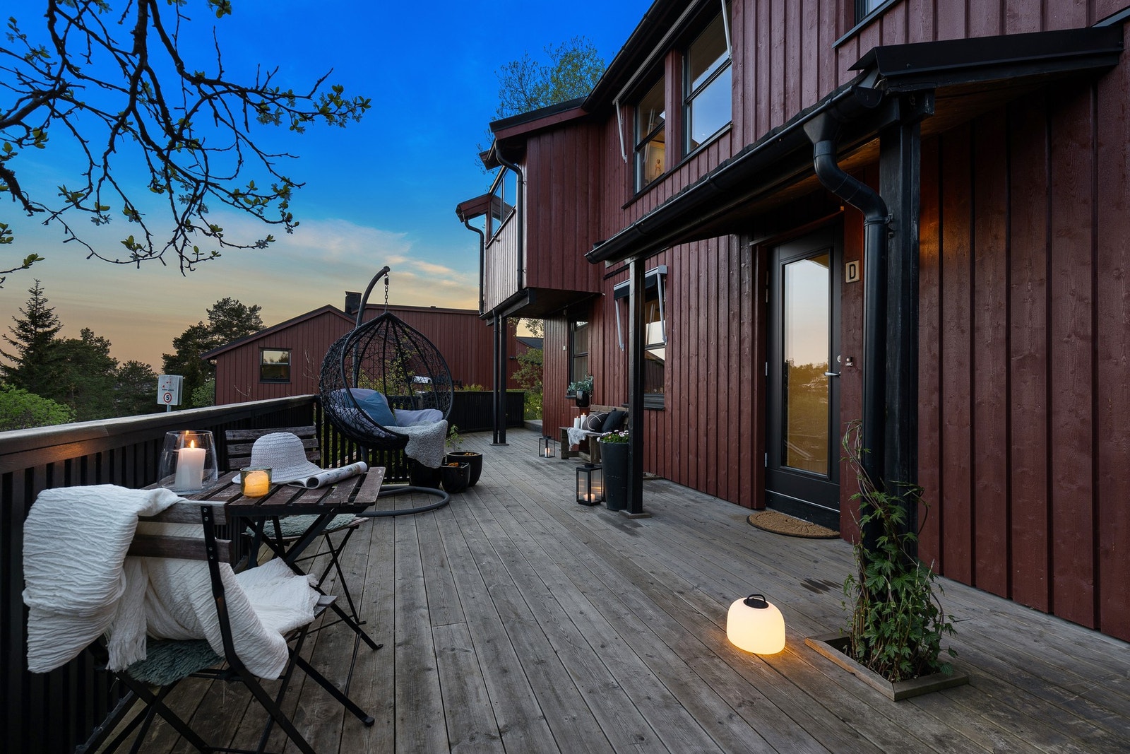 Kveldssteming på terrassen foran rekkehuset. Galleribilde