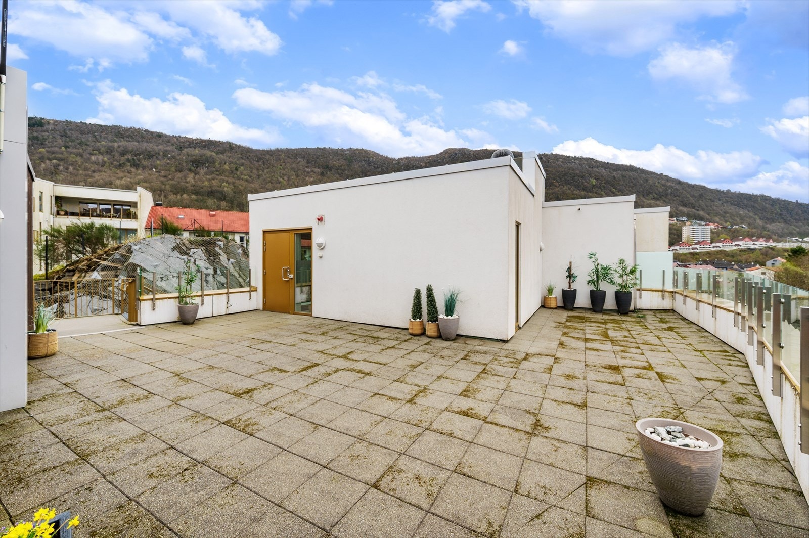 - Felles takterrasse. I sesong settes det ut utemøbler - Galleribilde