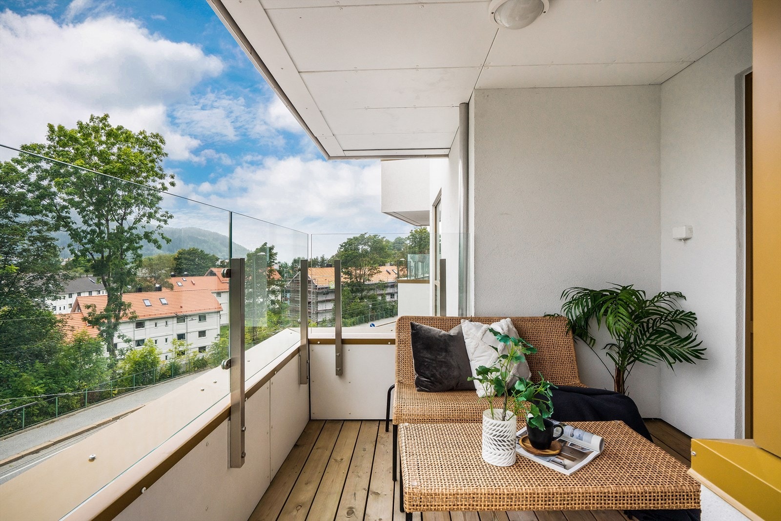 - Leiligheten har en fantastisk balkong på 6,5m² med gode solforhold midtsommers - Galleribilde