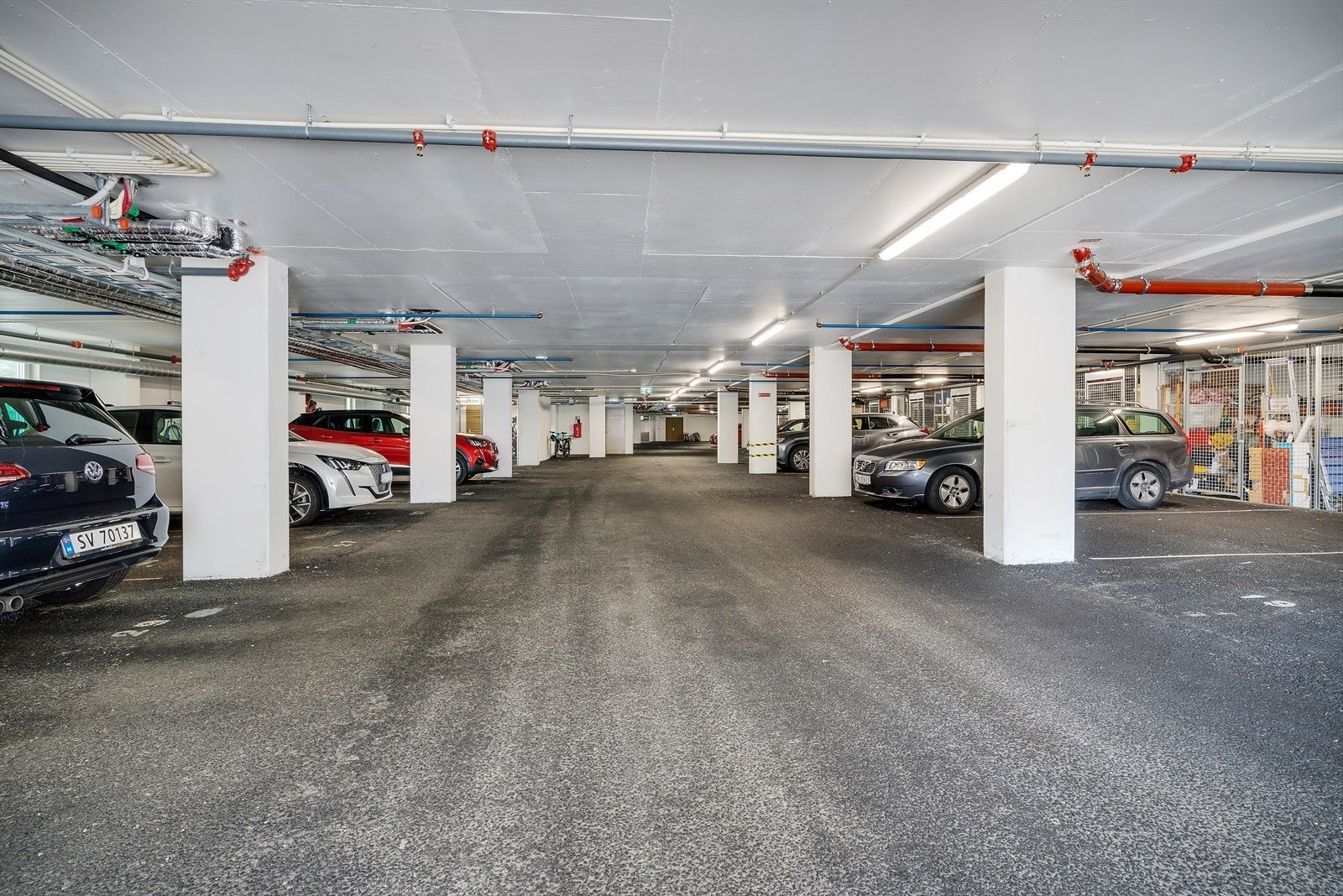 - Lukket garasjeanlegg der garasjeplass m/elbil-lader medfølger - Galleribilde