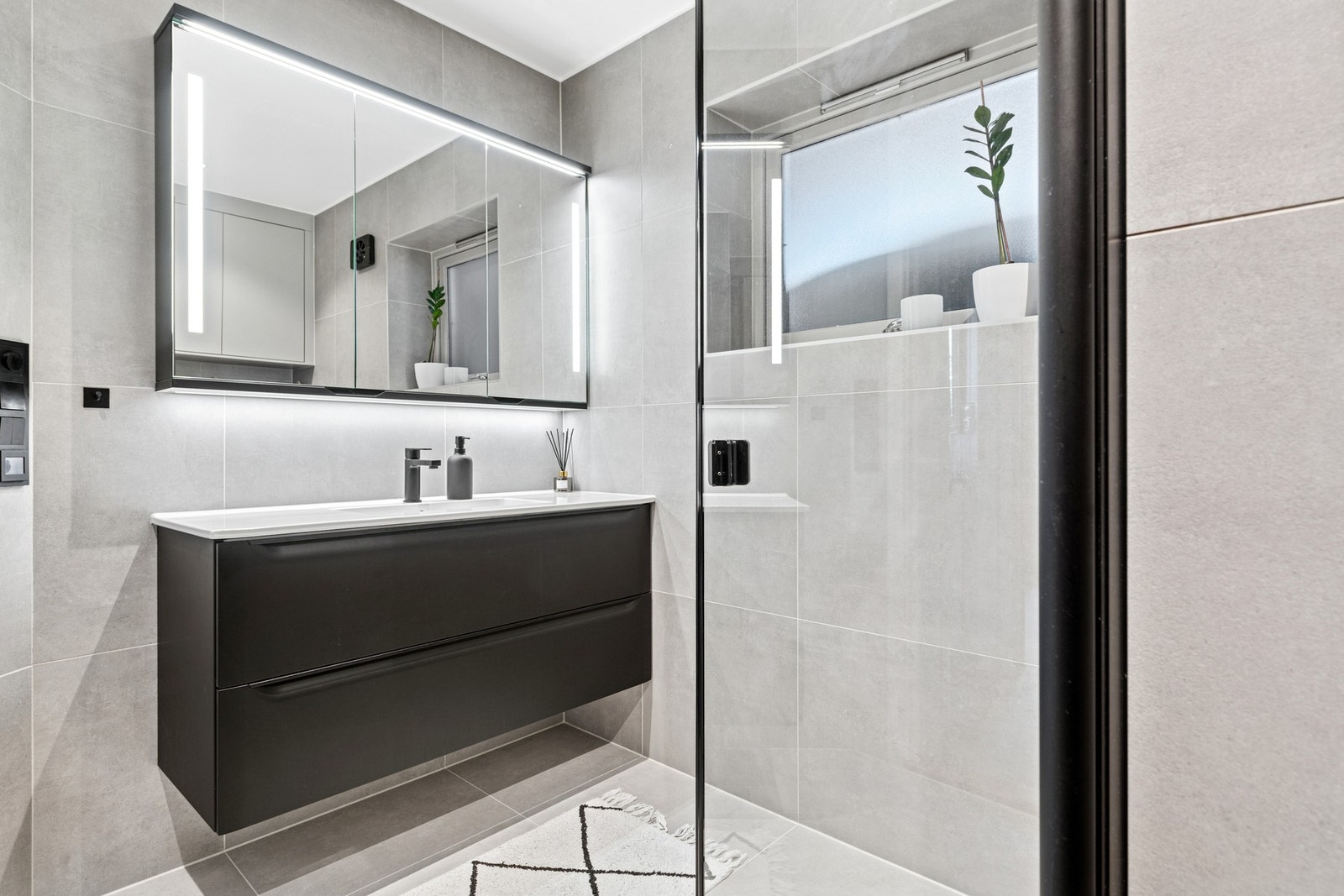 Praktisk belysning med downlights og speilbelysning. Galleribilde