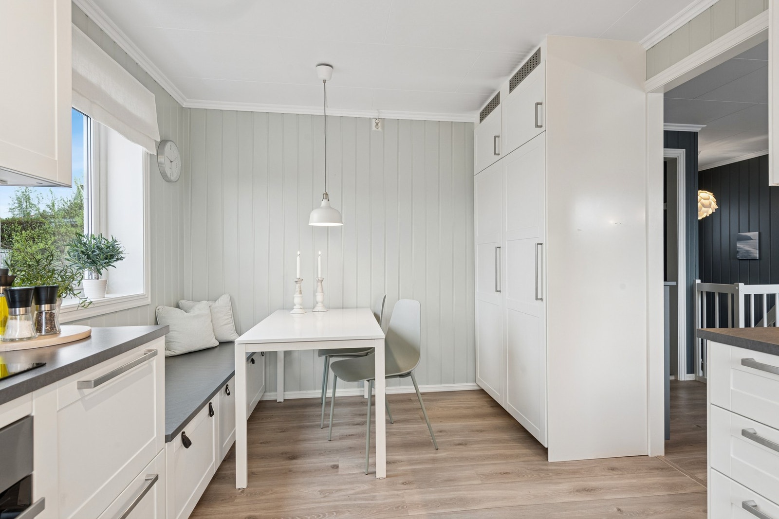 I tillegg til egen spisestue får du en separat spiseplass på kjøkkenet - ideelt for travle hverdagsmorgener. Galleribilde