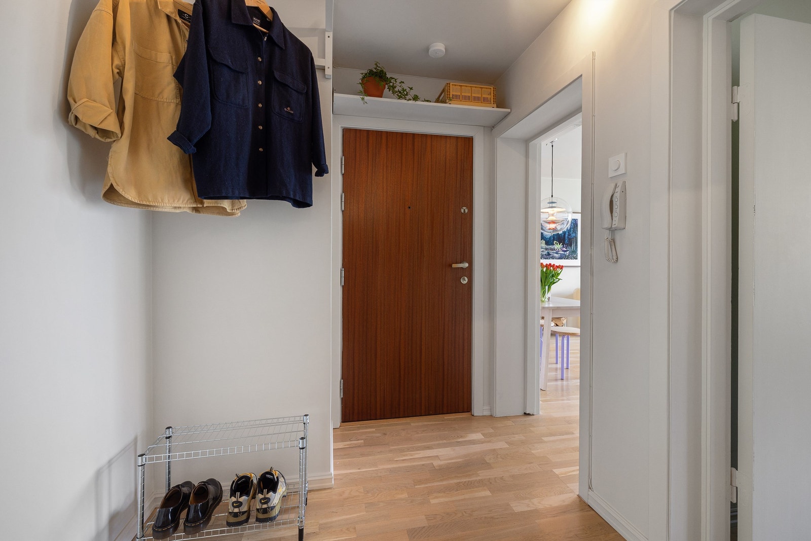 Entrèen er et rom vi stadig vender tilbake til, både fordi det ligger midt i leiligheten, men også fordi det er så mange fine oppbevaringsløsninger her! Galleribilde