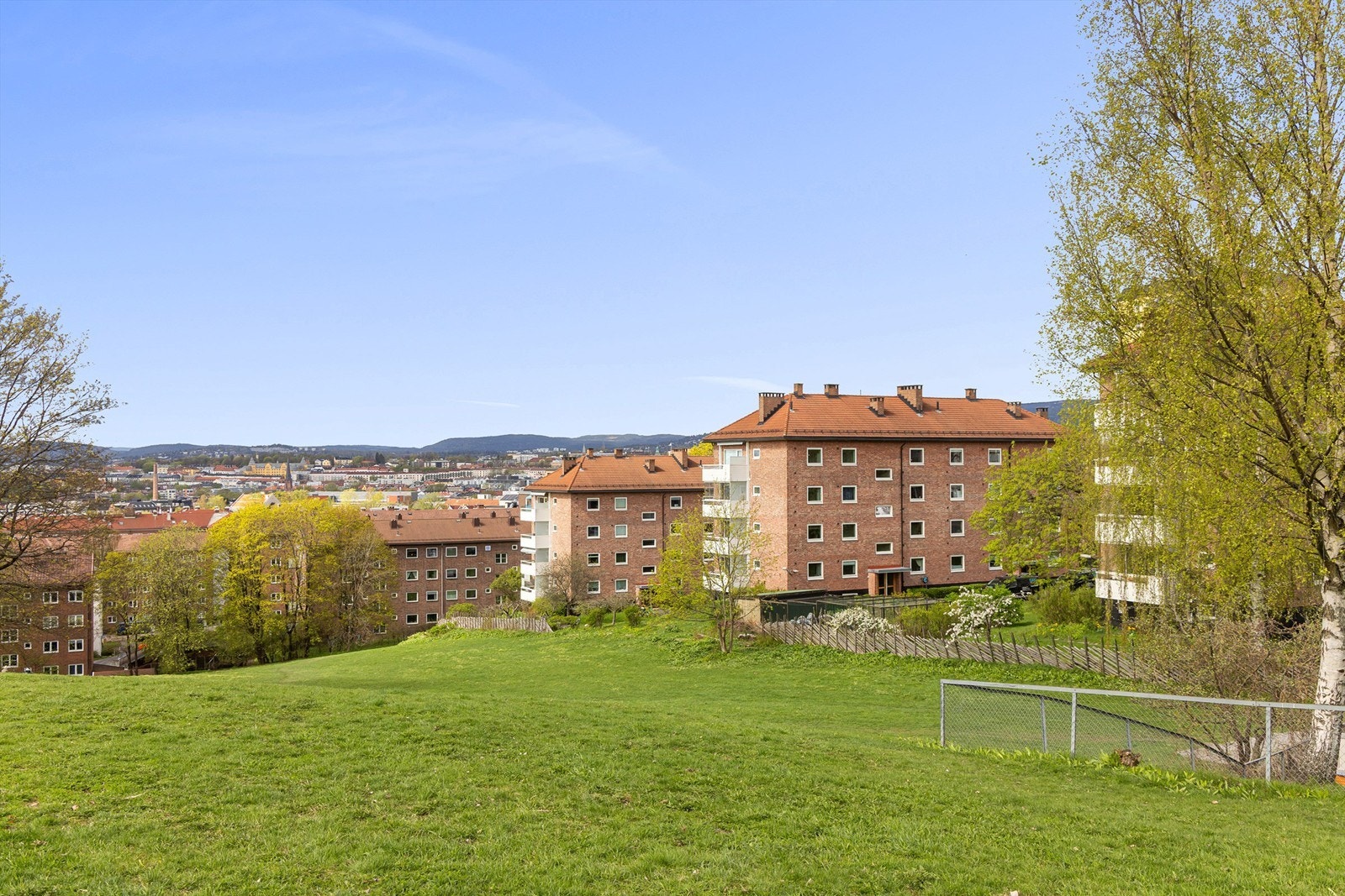 Grenseveien 15 ligger perfekt til på en liten høyde over Carl Berner. Her får du det beste av to verdener; Parkliv og byliv, sømløst integrert! Galleribilde