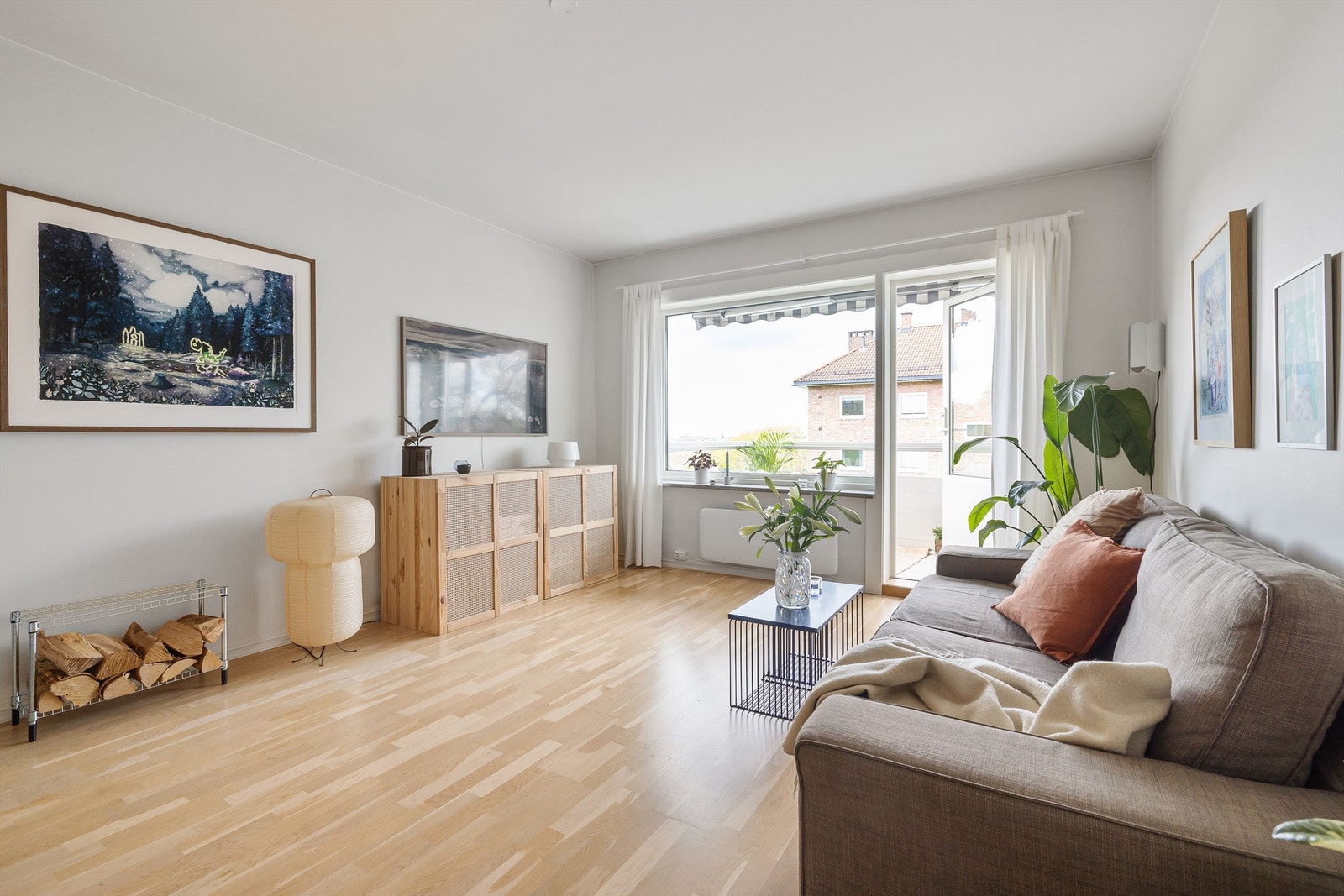 Lys og romslig stue med store vindusflater og utgang til en stor, vestvendt balkong. Galleribilde