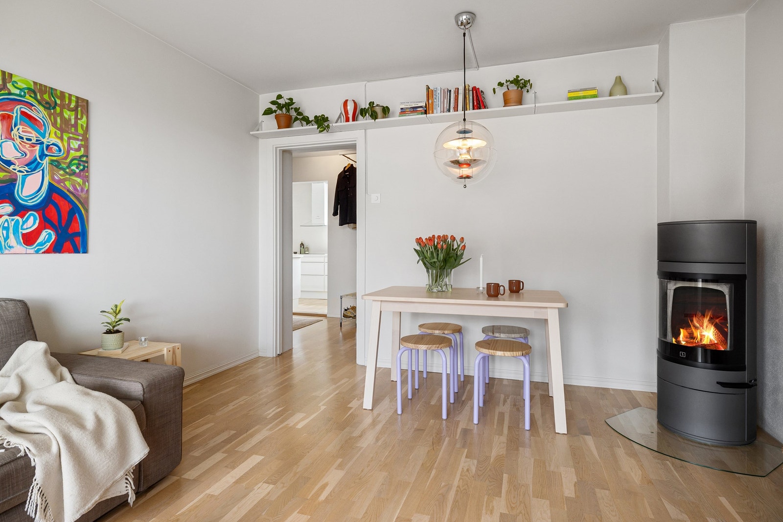 Det er god plass til spisebord ved den moderne peisen som ble satt inn i 2016. Perfekt for en hyggelig middag! Galleribilde