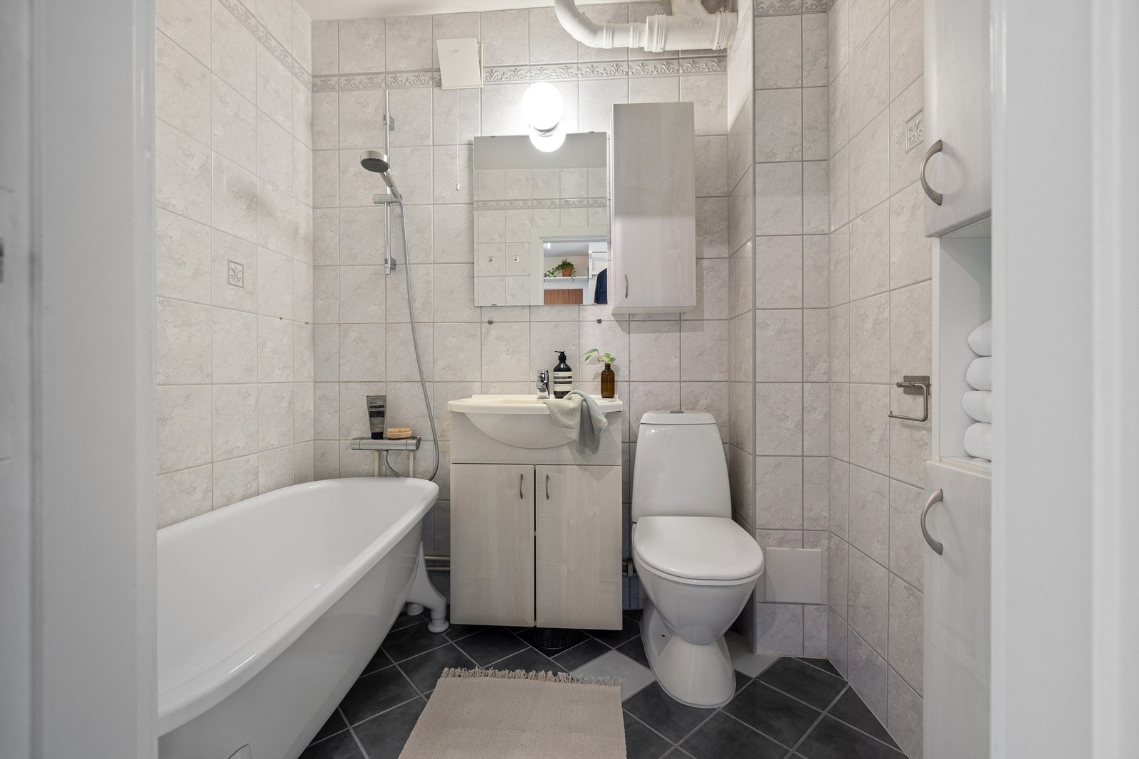 Badet er kanskje ikke siste skrik når det gjelder flisvalg, men det har både varmekabler, rikelig med oppbevaring og ikke minst; BADEKAR! Galleribilde