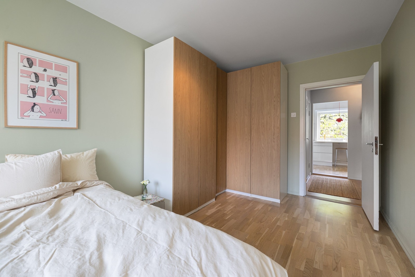 En garderobe med rause dimensjoner pryder hjørnet av soverommet og skaper en varm ramme rundt favorittplaggene dine. Galleribilde