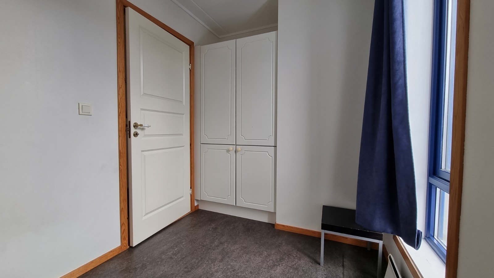 Soverom m/garderobeskap Galleribilde