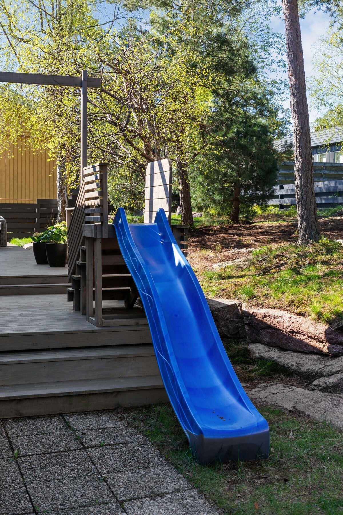 Terrassen har en plassbygd sklie ut til gresset - en morsom, liten detalj for de yngste i familien. Galleribilde
