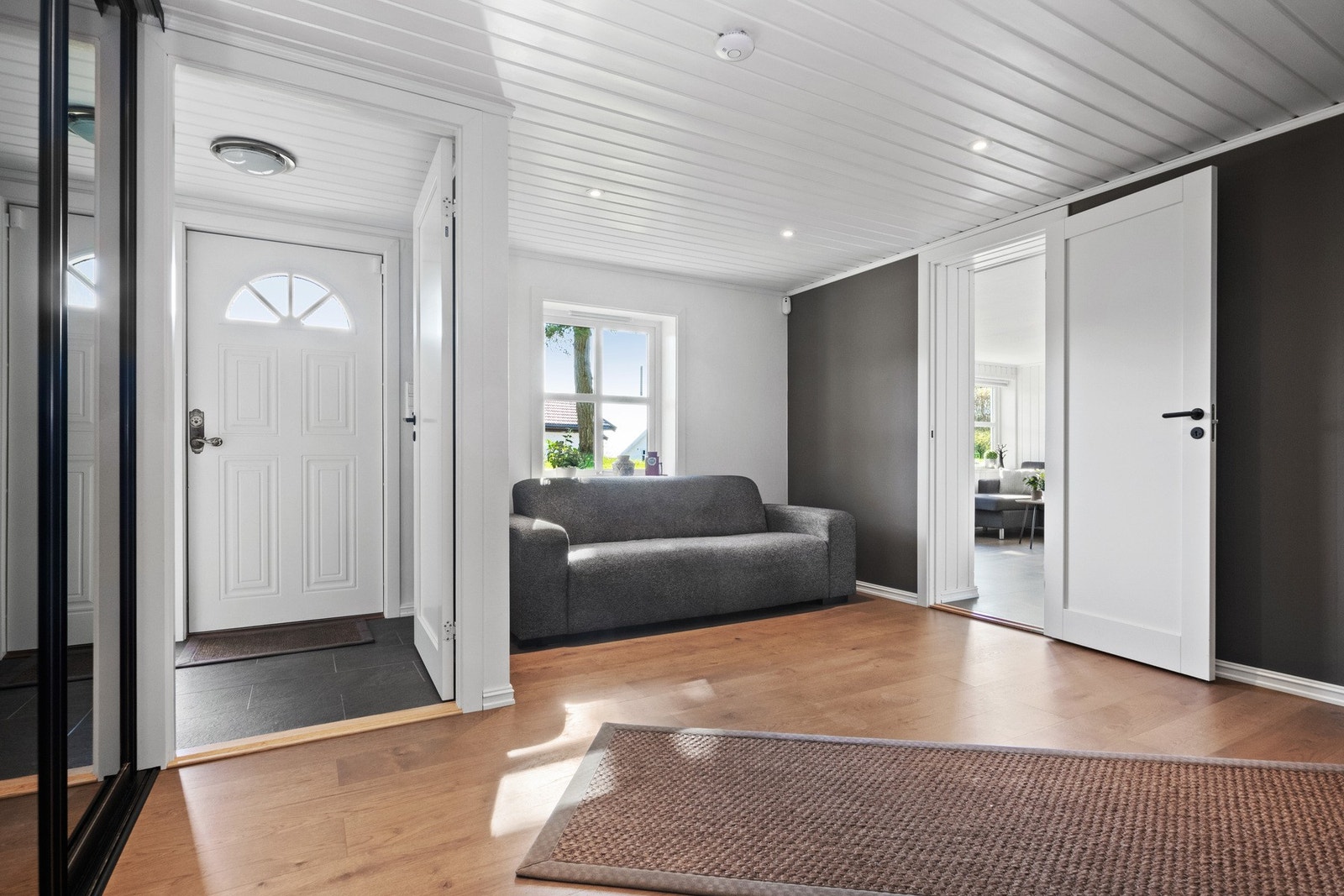 Alle hvite innerdører er fra 2016/2017. Galleribilde