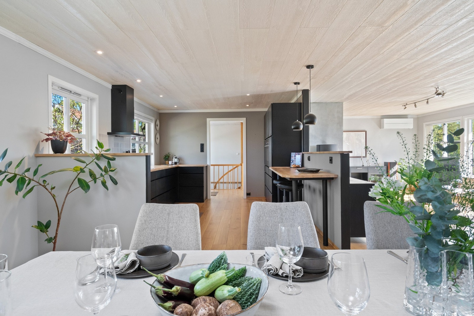 Nærmest kjøkkenet samles venner og familie for hyggelige måltider rundt et langbord. Galleribilde